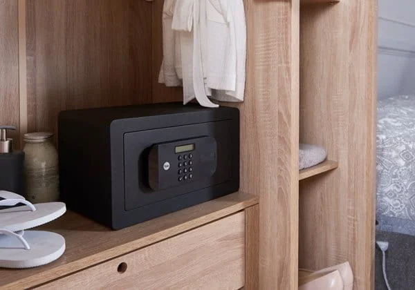 Sejf YALE kompaktowy o wysokim poziomie zabezpieczenia z czytnikiem biometrycznym YSFB/200/EB1